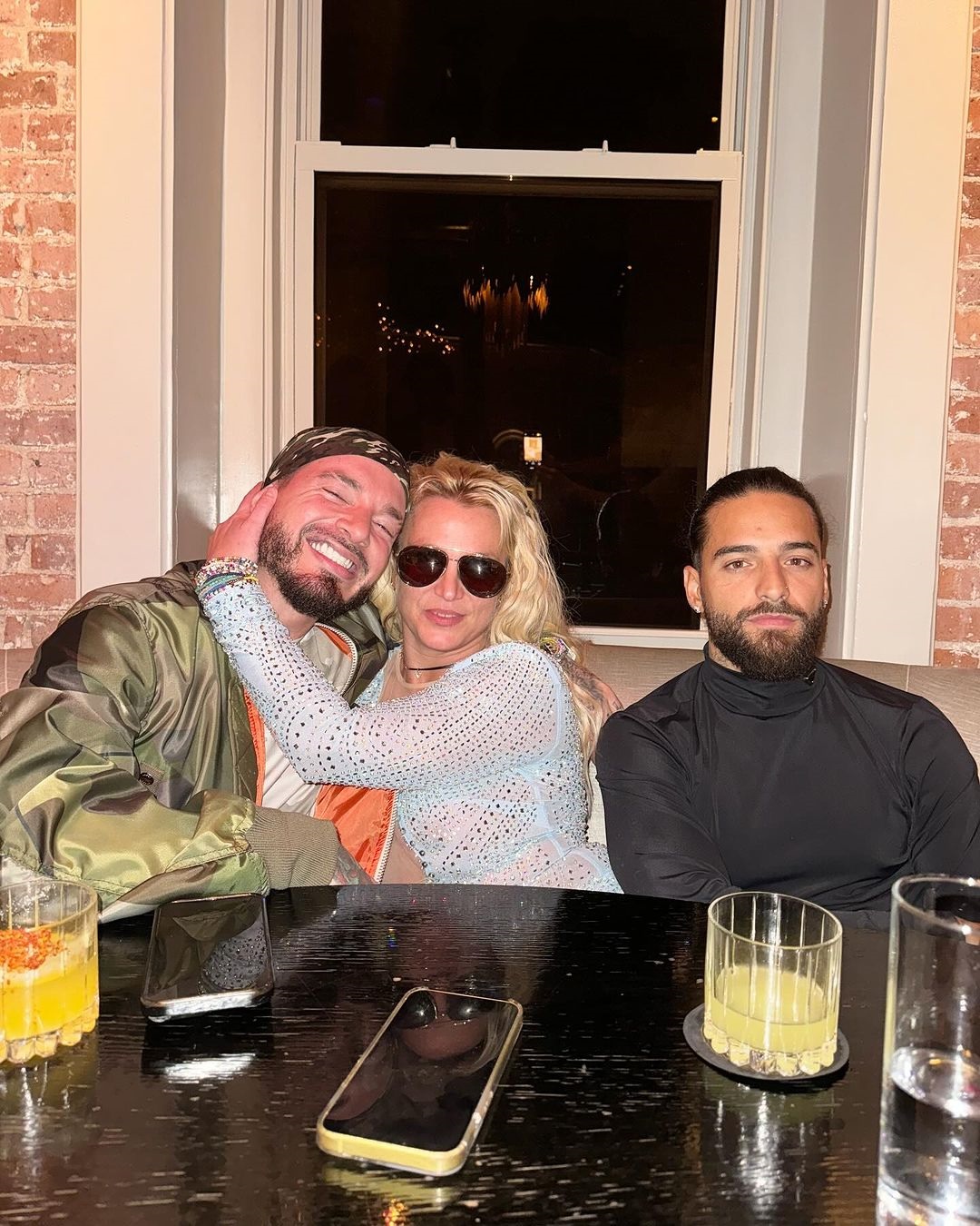 Бритни Спирс заметили в ресторане с двумя мужчинами