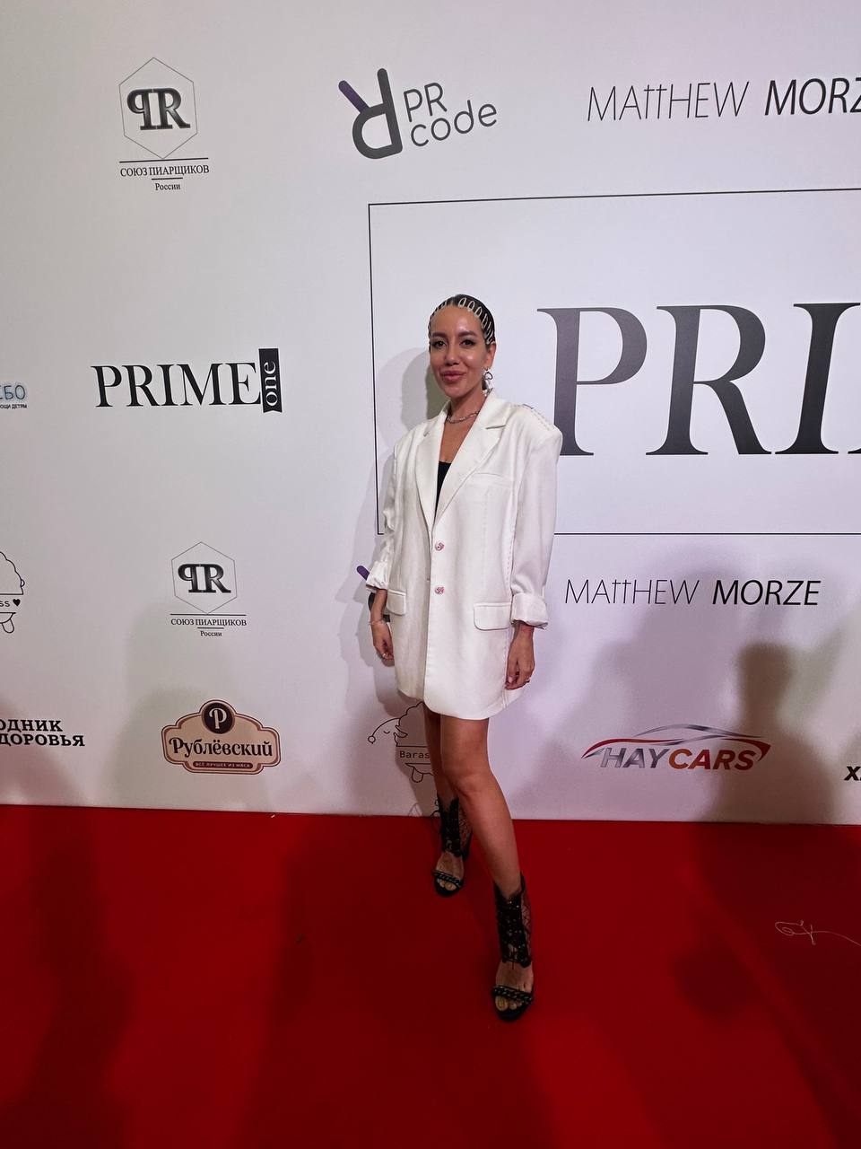 Елена Павлюченко появилась на премии Prime One Awards 2023 в белоснежном  костюме и с необычной причёской