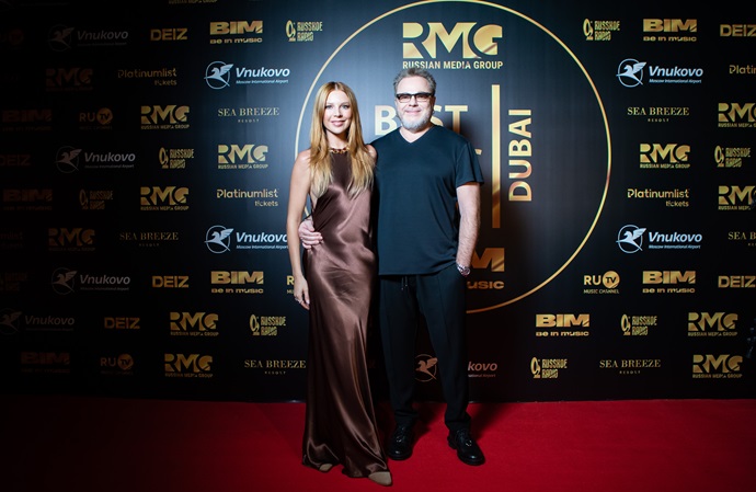 Вика Лопырева вышла в свет с сыном, но без мужа: в Дубае стартовал Best Music Fest от Русской Медиагруппы