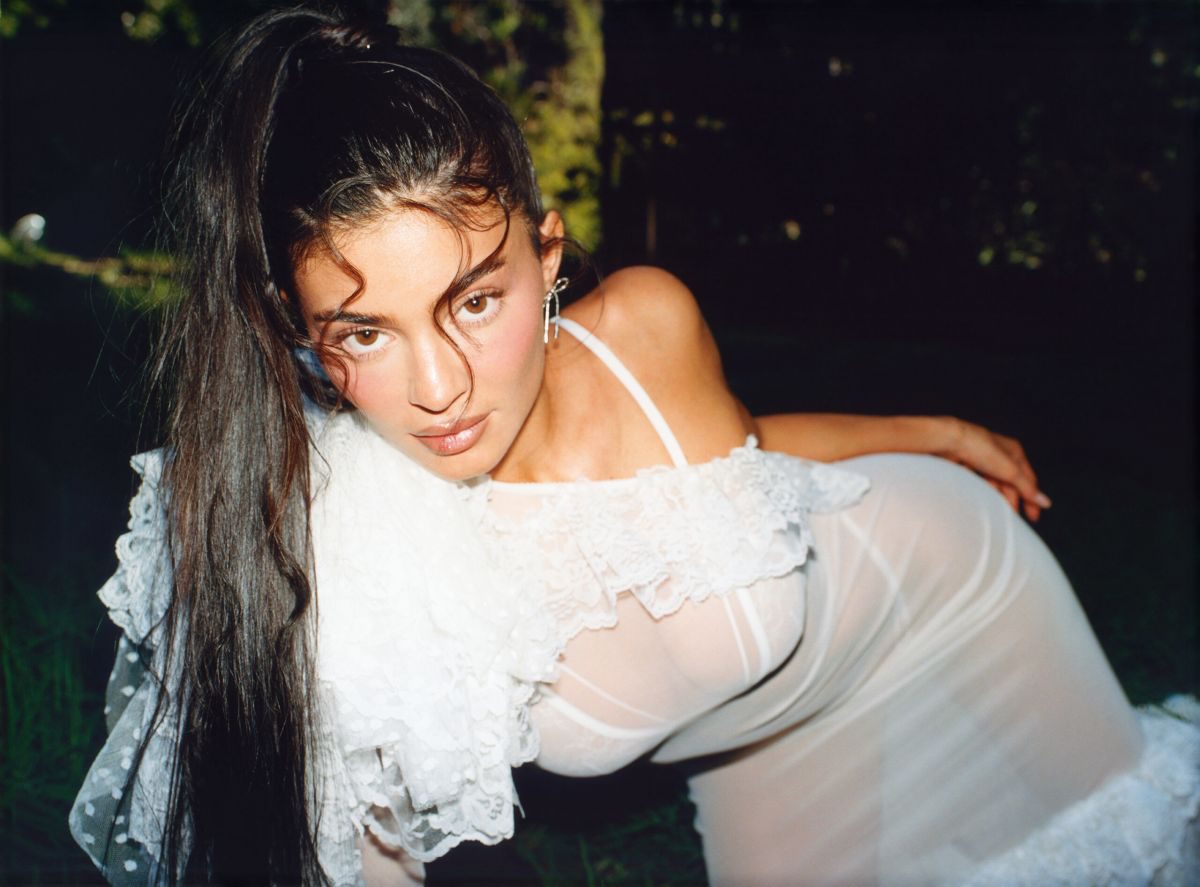 Кайли Дженнер с тачкой, с гусями и в прозрачном подвенечном платье: топ фото сексуальной Кайли Дженнер для Interview Magazine