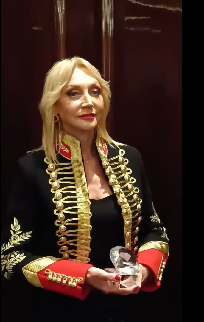 Кристину Орбакайте заметили на одной из московских тусовок и её внешность сильно отличается от официальных фотографий