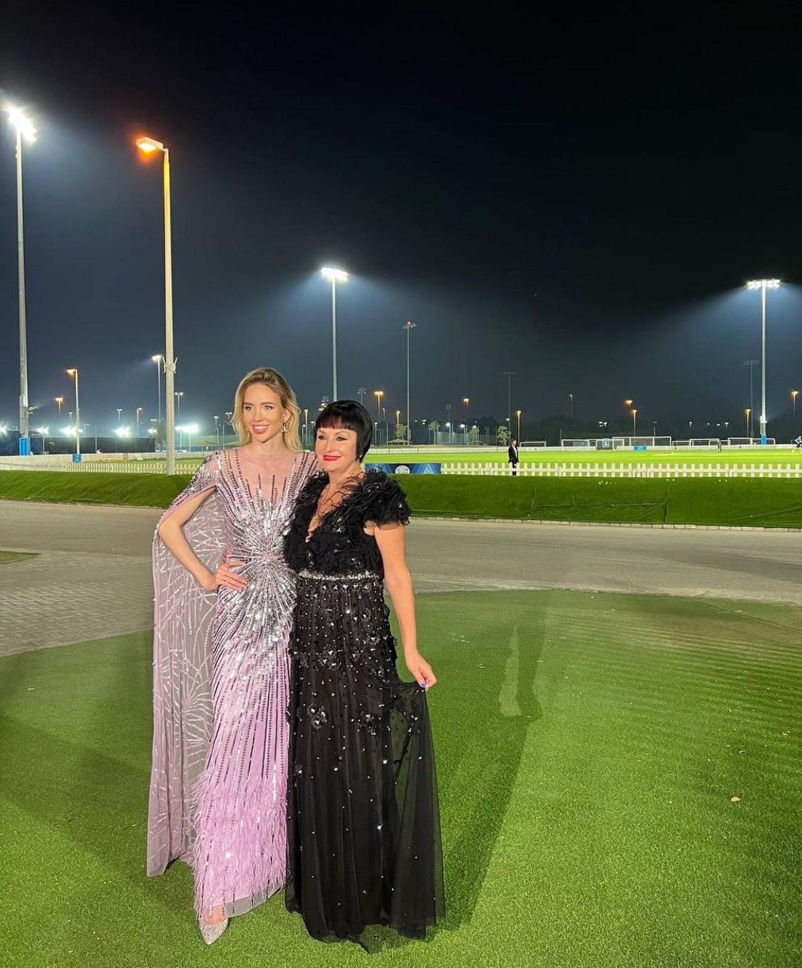 Шейх на вертолёте, 10 тысяч зрителей и модный показ с участием моделей Академии Марии Бабкиной Maryway. Как прошло открытие Чемпионата мира по крикету в Абу-Даби
