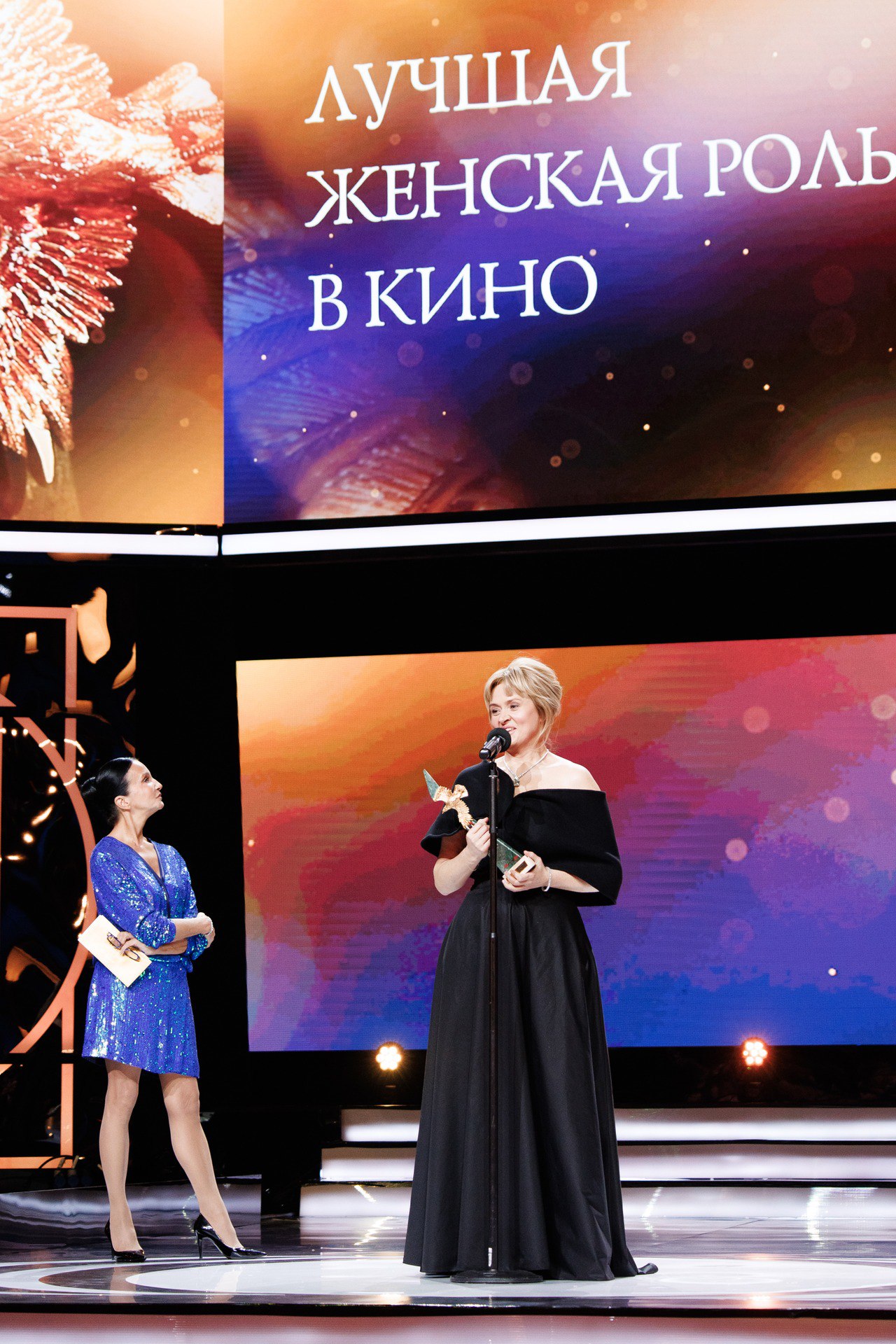 Получая кинонаграду, Анна Михалкова пошутила, что тоже приняла участие в « голой вечеринке». Видео полностью обнаженной Анны Михалковой с этой  «вечеринки»