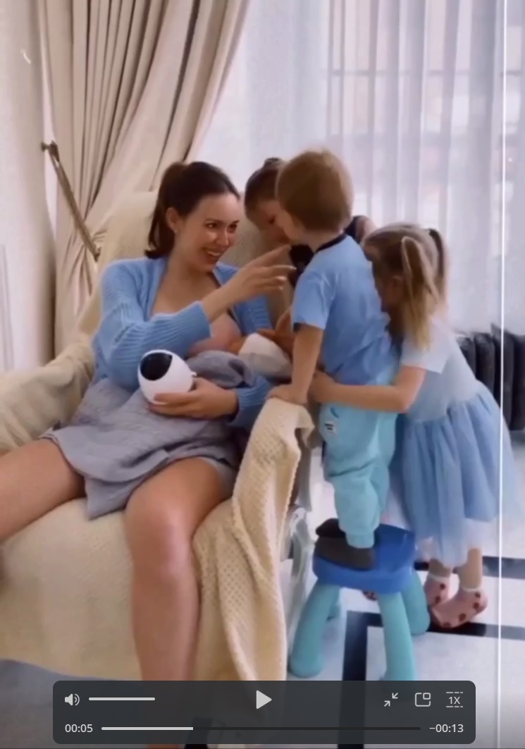 Многодетная мать Анастасия Костенко уже учит своих дочек кормить детей грудью