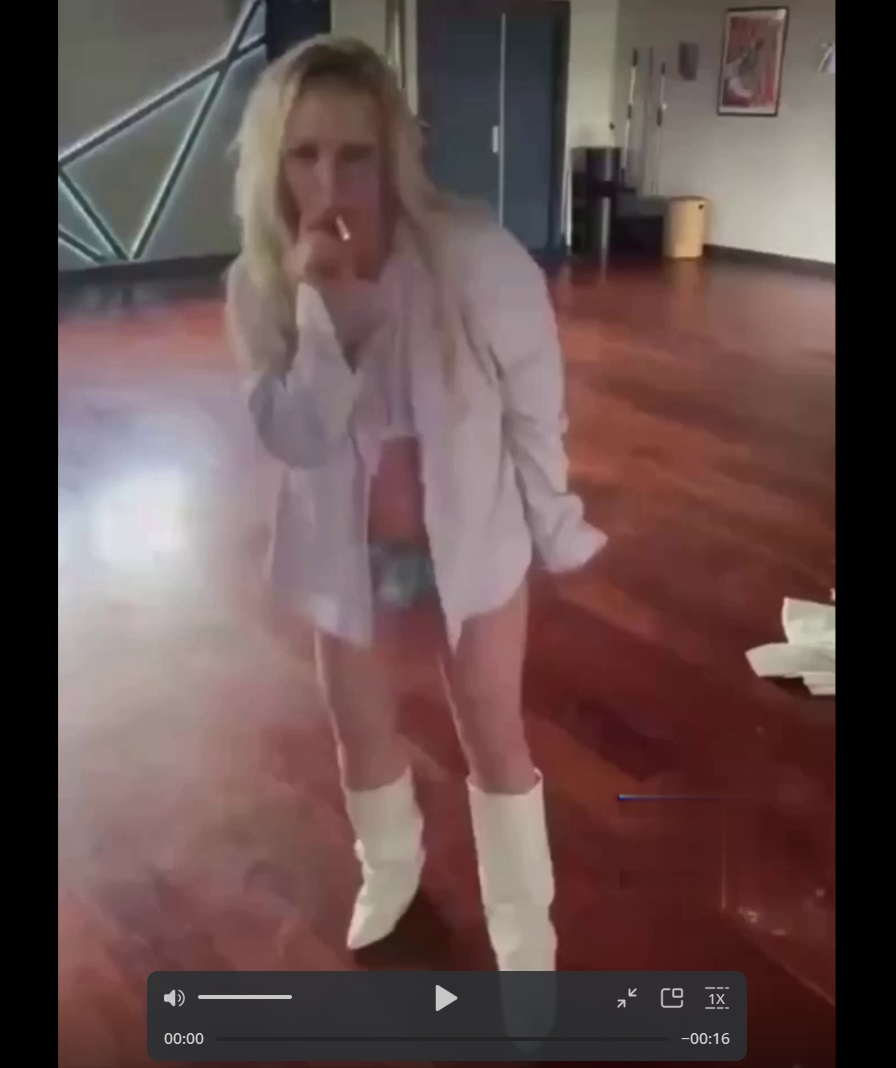 Бритни Спирс перешла на танцы с сигареткой, а Анна Семенович на пляски в одном ботинке