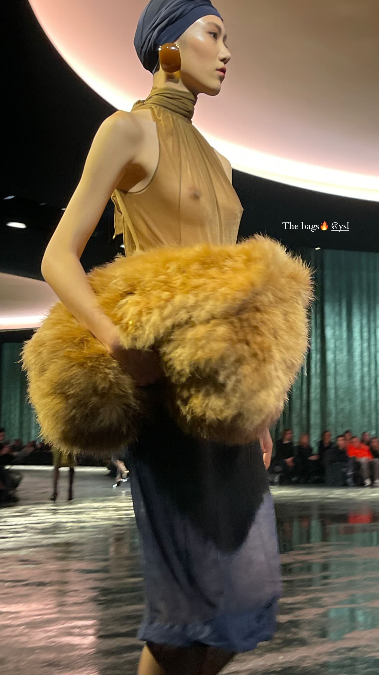 Эльза Хоск появилась на модном показе в прозрачной блузке. Топ фото и видео с показа в Париже, где моделям не понадобилось нижнее бельё