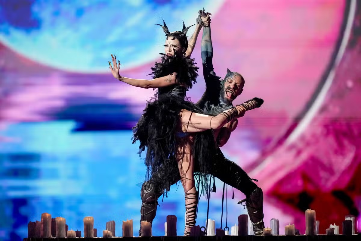 На конкурсе Евровидения Ирландию представили черт и ведьма, которые протестовали против войны в Палестине