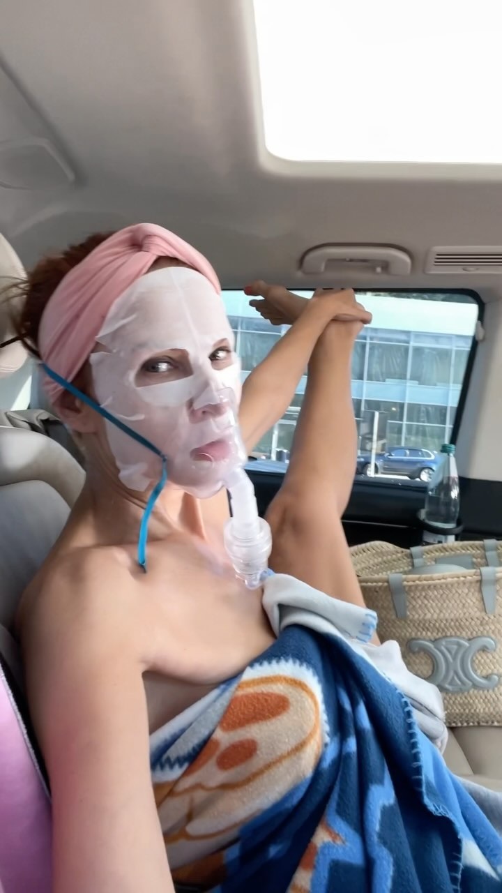 Эвелина Бледанс в полотенце, с маской на лице и с ингалятором во рту устроила настоящие съемки фильма ужасов