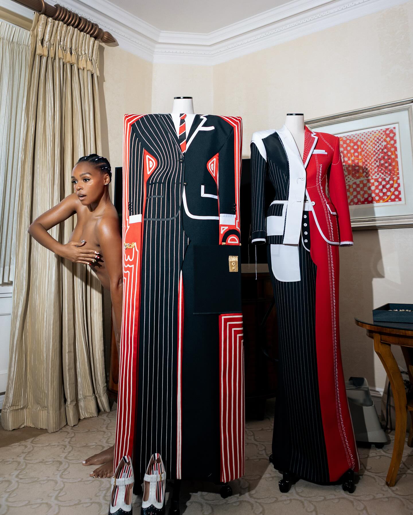 Певица Жанель Монэ начала раздеваться еще на красной дорожке Met Gala, а к афтапати уже оголила грудь