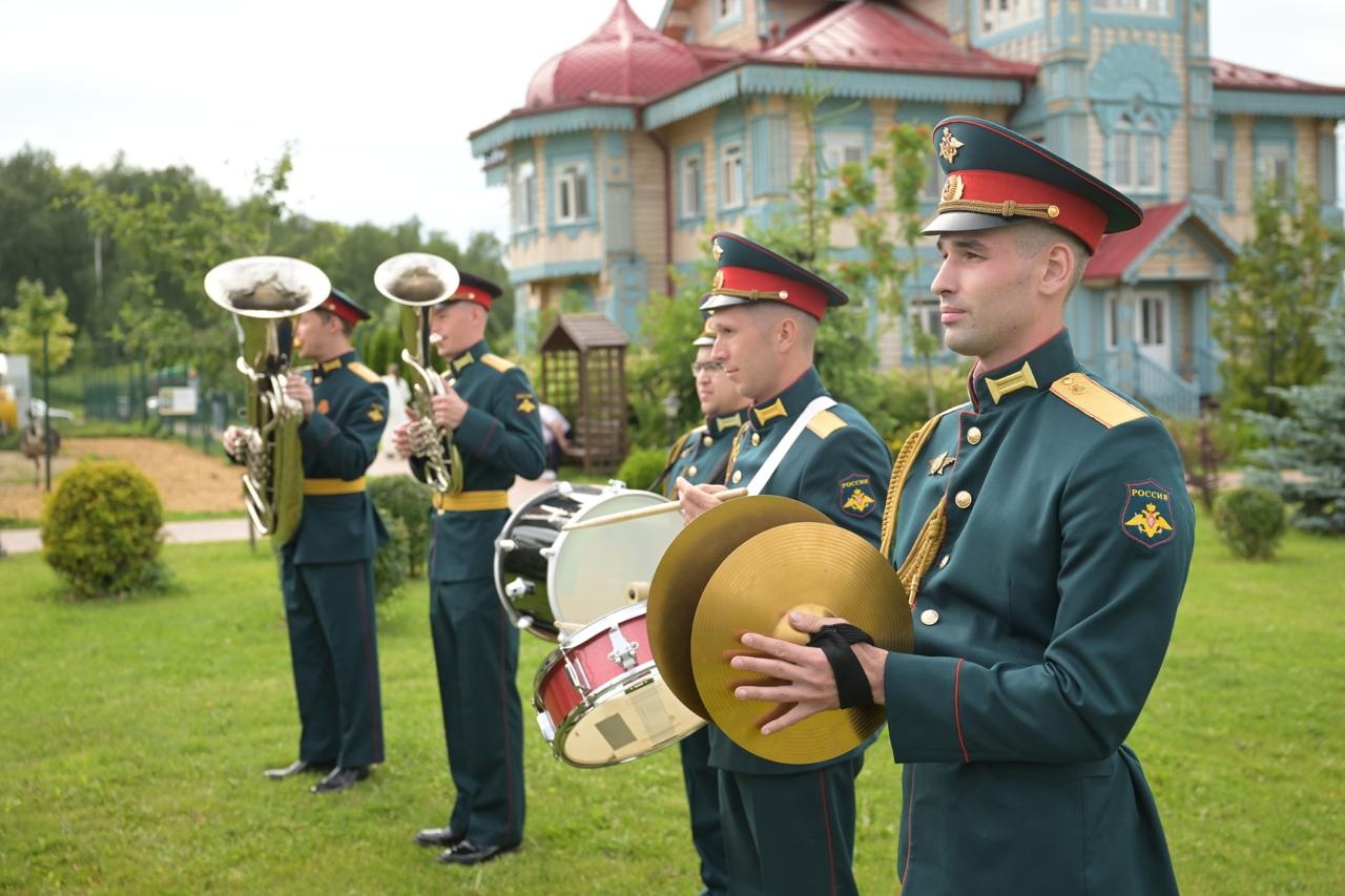 В подмосковном парк-отеле «Орловский» состоялось торжественное открытие скульптурной композиции «Граф Орлов»