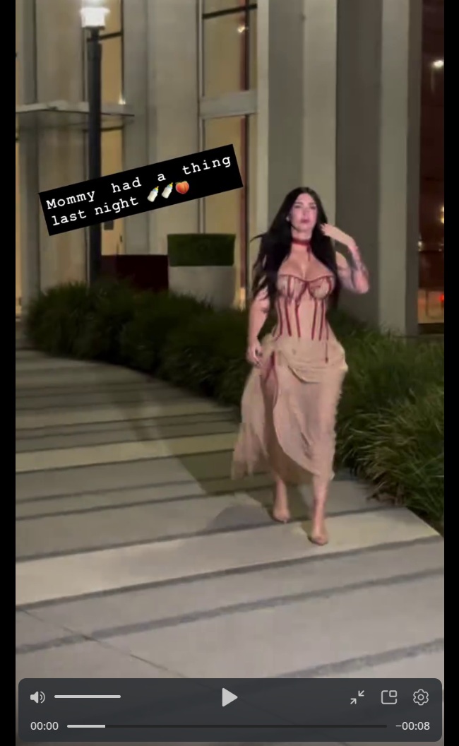 Меган Фокс вышла в свет в кровавом корсете Меган Фокс вышла в свет в кровавом корсете