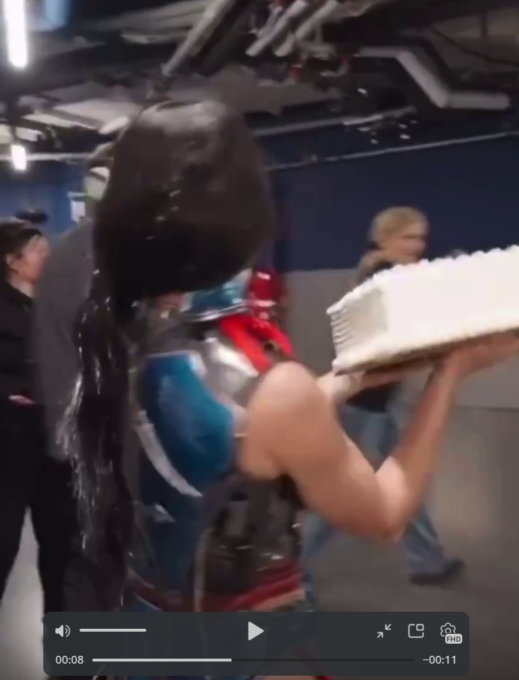 Кэти Перри запустила тортом в сотрудника стадиона Кэти Перри запустила тортом в сотрудника стадиона