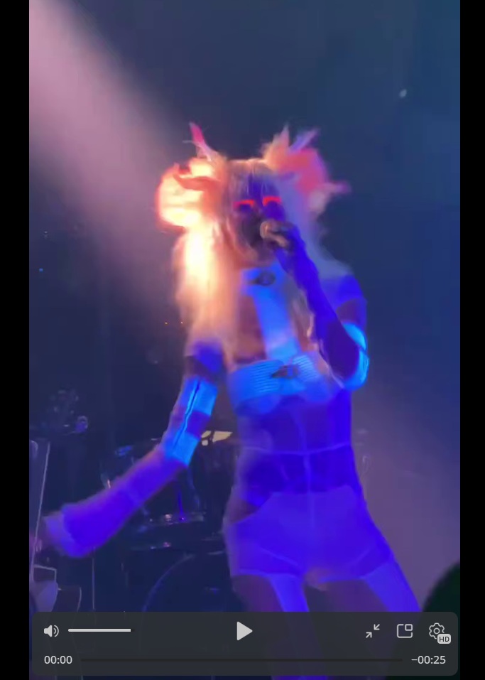 Наташа Чистякова-Ионова превращается из глюкозы в лимонную кислоту