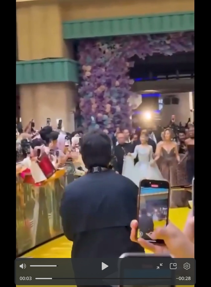 Синтия Эриво дала отпор фанату, налетевшему на Ариану Гранде Синтия Эриво дала отпор фанату, налетевшему на Ариану Гранде