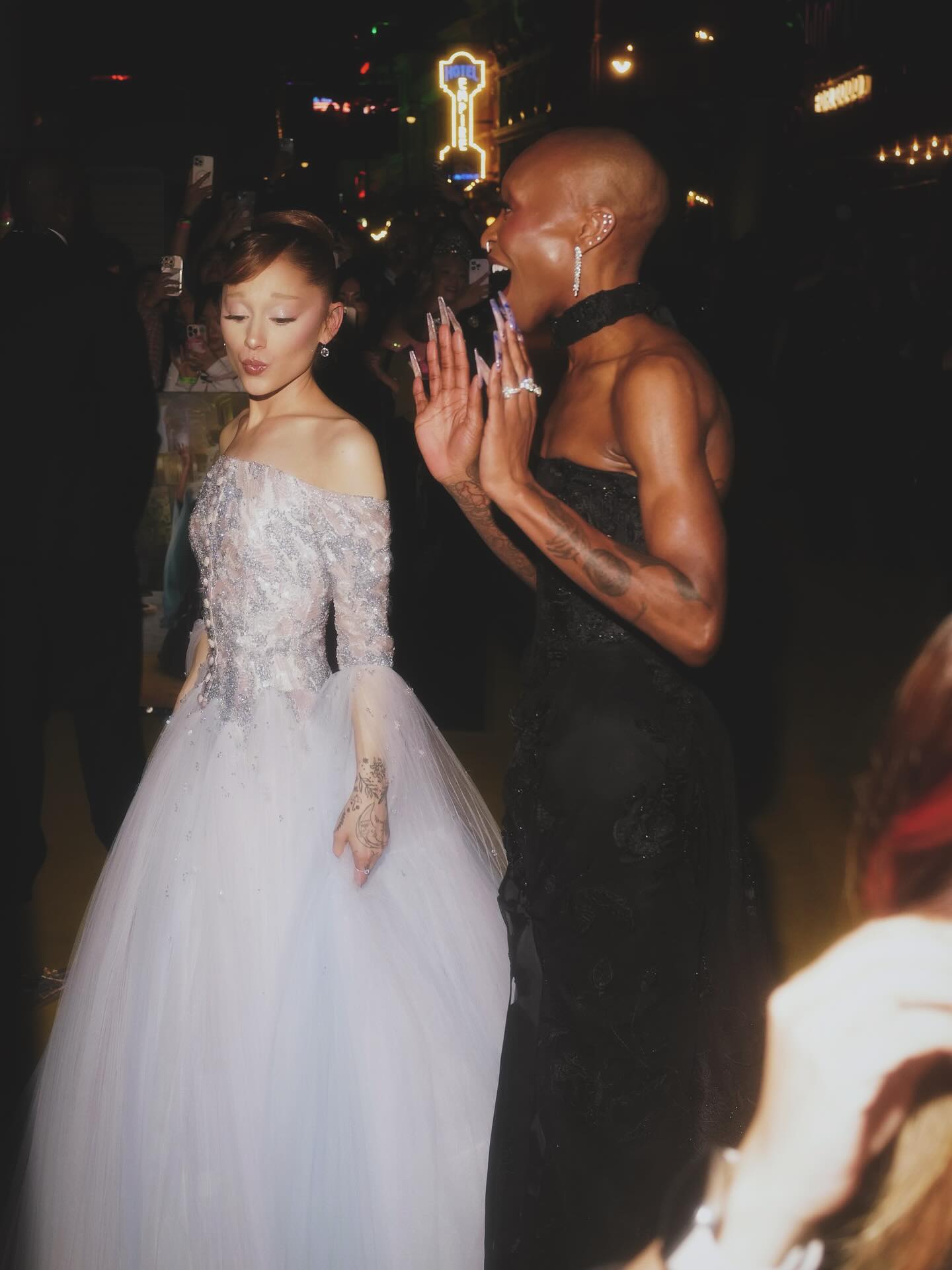 Синтия Эриво дала отпор фанату, налетевшему на Ариану Гранде Синтия Эриво дала отпор фанату, налетевшему на Ариану Гранде