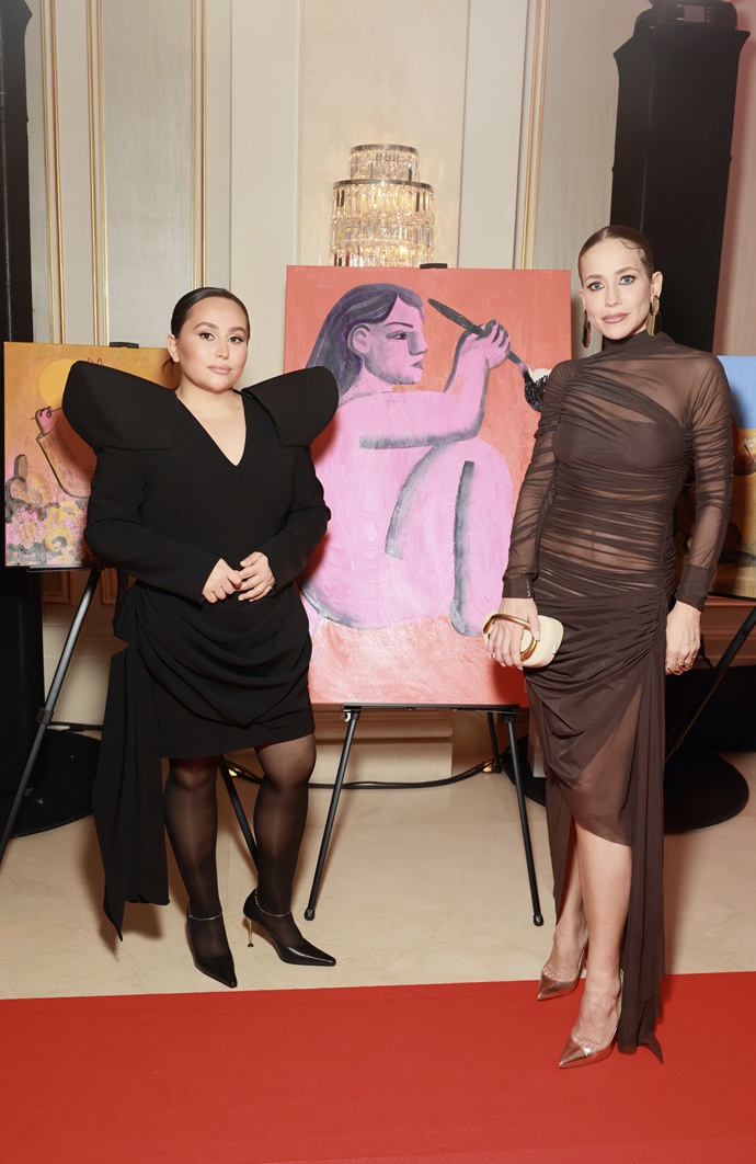 Художница Хатуна Аташян вместе с наградой на премии OK! Awards подарила певице Заре свою картину