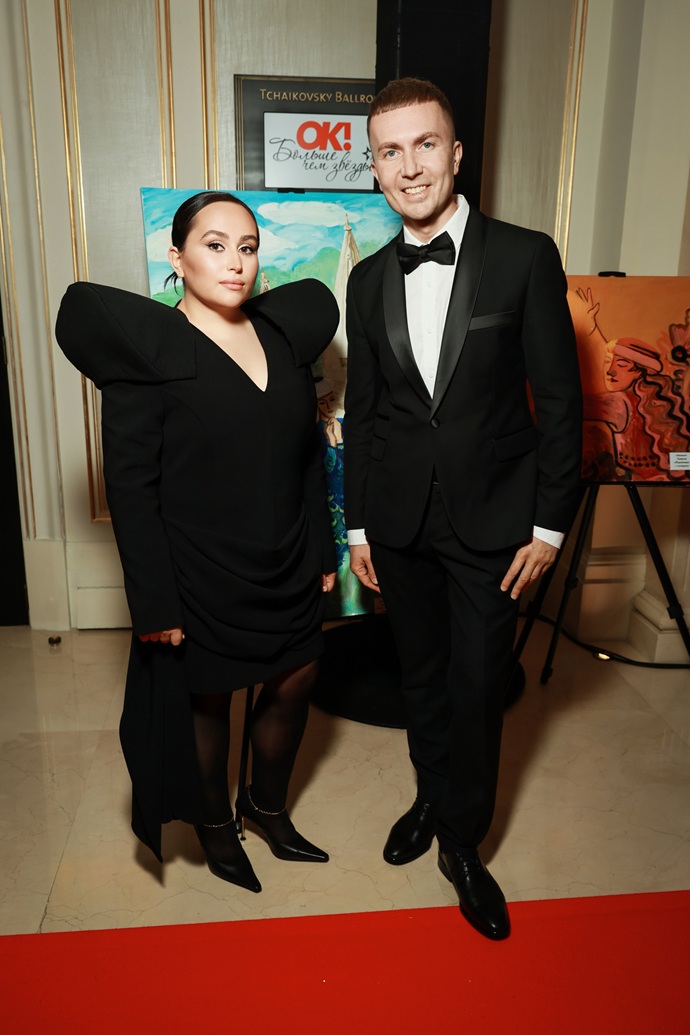 Художница Хатуна Аташян вместе с наградой на премии OK! Awards подарила певице Заре свою картину