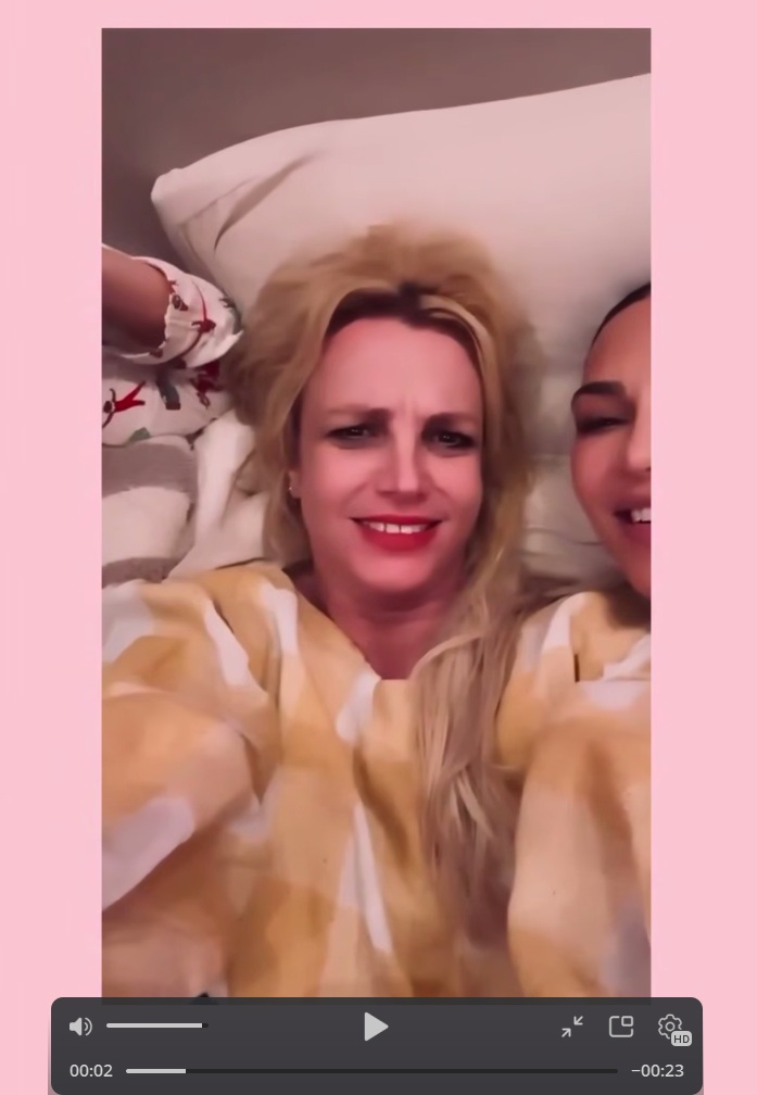 Бритни Спирс побывала в гостях у Кардашьян и похвасталась своим нижним бельем Бритни Спирс побывала в гостях у Кардашьян и похвасталась своим нижним бельем