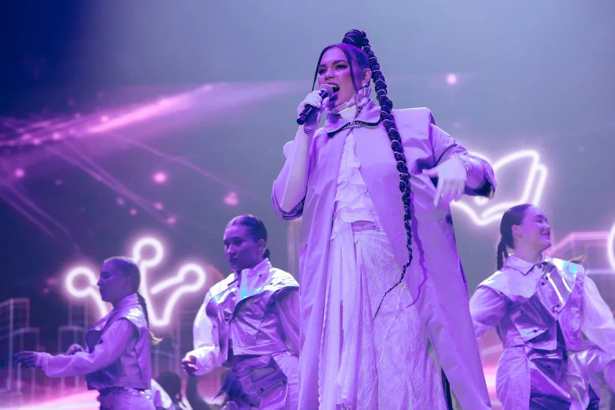 Благодаря роботу и Владимиру Путину трек певицы ГАЛЕИ завирусился в сети