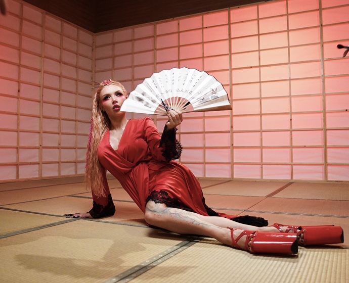 Смело, технологично, креативно: певица U4IKATANA презентовала новый яркий клип 