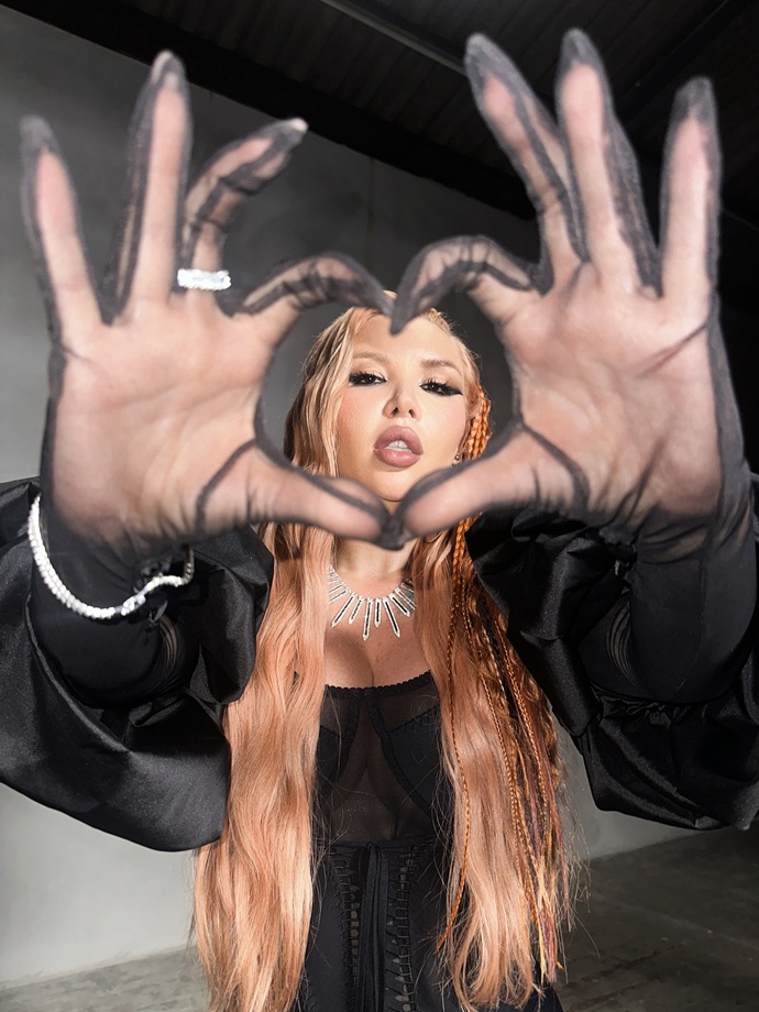 Смело, технологично, креативно: певица U4IKATANA презентовала новый яркий клип 