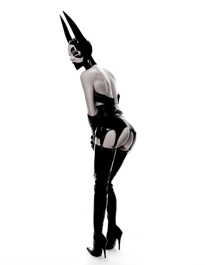 Трансформации Глюкозы превратили её в cyberpunk кролика с голой попой