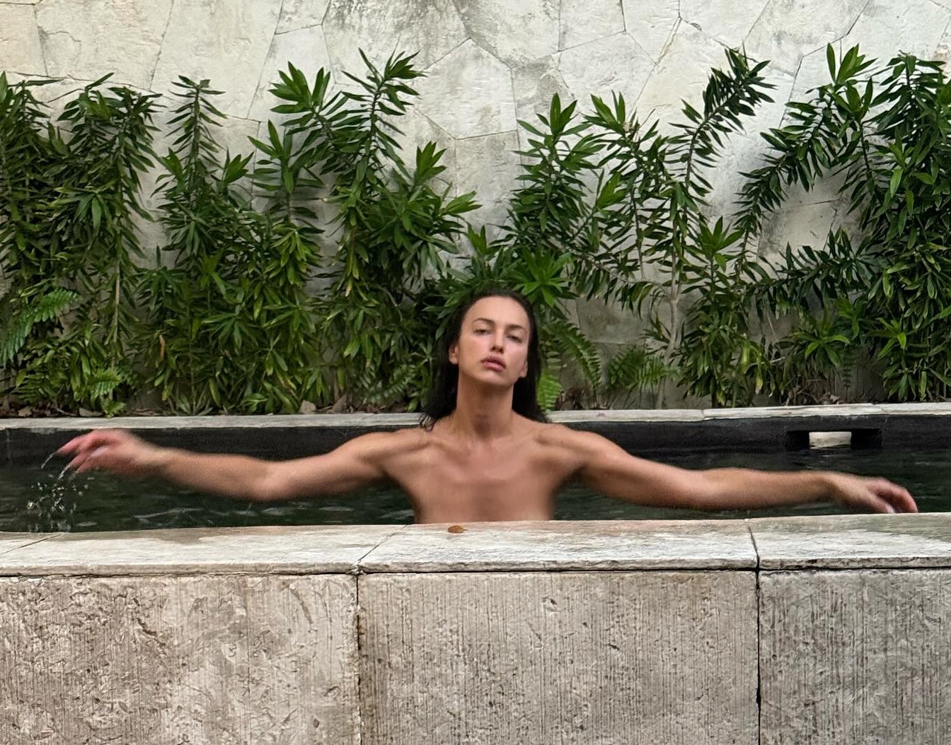 Ирина Шейк намекнула, что загорает топлес