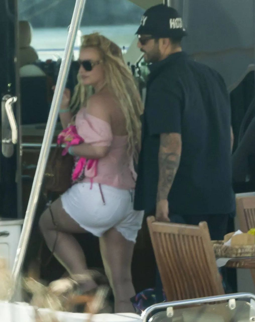 Папарацци последили за Бритни Спирс и её новым мужчиной Папарацци последили за Бритни Спирс и её новым мужчиной