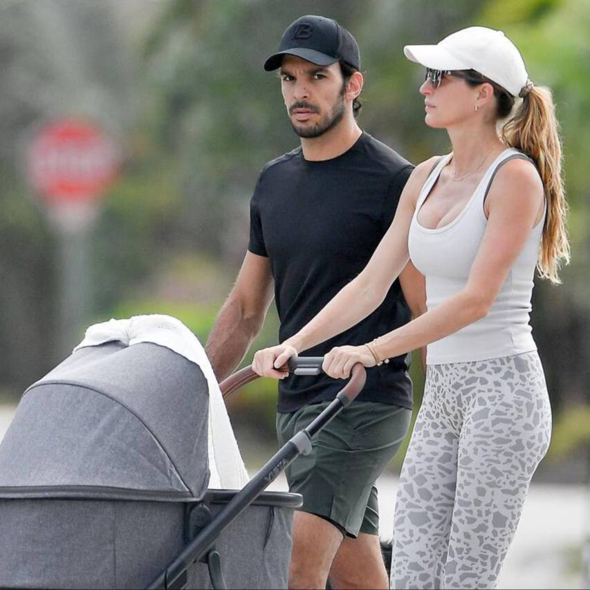 Бронзовое сетчатое платье Жизель Бундхен не оставило равнодушным светских фотографов