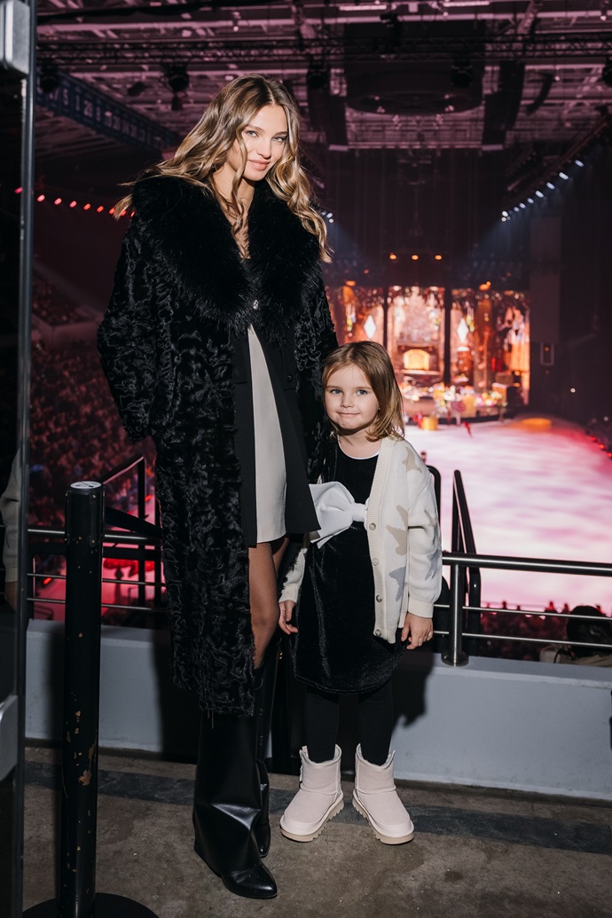 Регина Тодоренко, Лера Кудрявцева, Мария Мельникова и другие звезды стали гостями на аншлаговой премьере ледового шоу «Белоснежка» Евгения Плющенко и Яны Рудковской Регина Тодоренко, Лера Кудрявцева, Мария Мельникова и другие звезды стали гостями на аншлаговой премьере ледового шоу «Белоснежка» Евгения Плющенко и Яны Рудковской