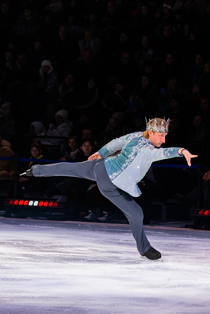 Регина Тодоренко, Лера Кудрявцева, Мария Мельникова и другие звезды стали гостями на аншлаговой премьере ледового шоу «Белоснежка» Евгения Плющенко и Яны Рудковской Регина Тодоренко, Лера Кудрявцева, Мария Мельникова и другие звезды стали гостями на аншлаговой премьере ледового шоу «Белоснежка» Евгения Плющенко и Яны Рудковской