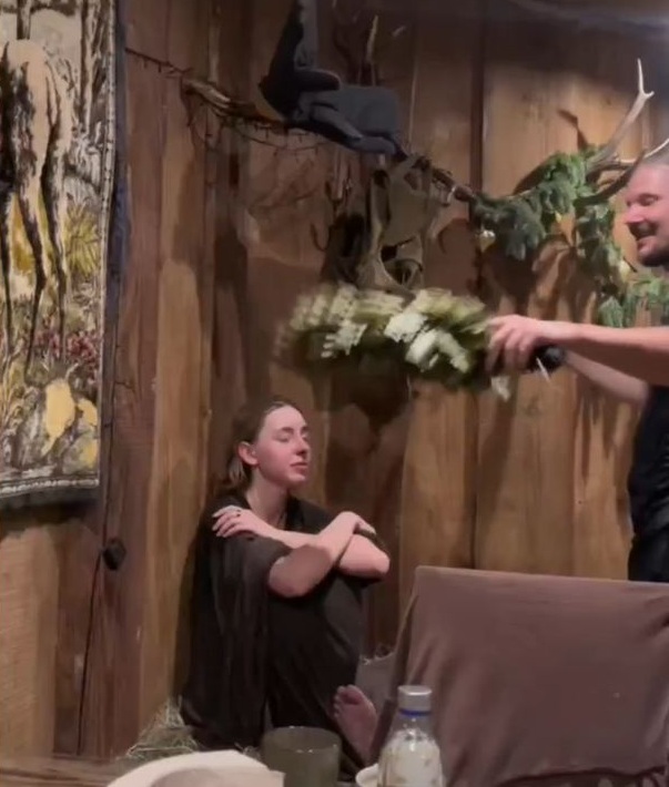 Полуголую подругу Павла Дурова вынесли из бани, взвалив на плечо