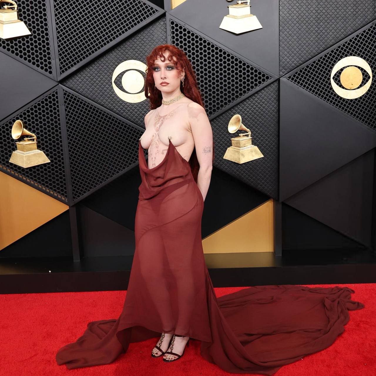 Американская певица Чаппелл Рон появилась на Грэмми в платье, которое держалось на её сосках