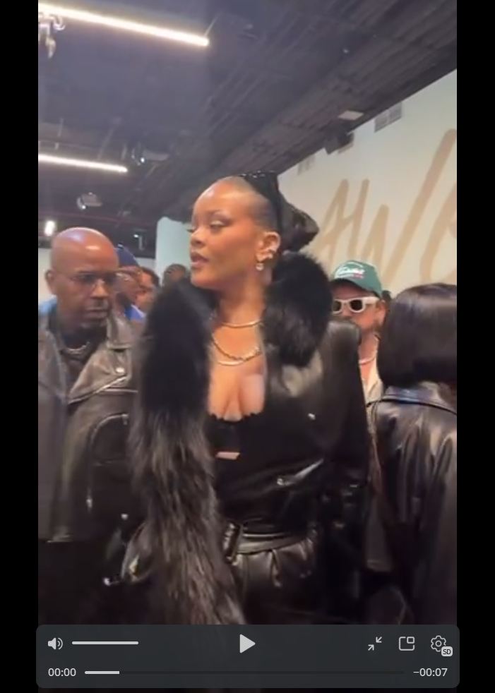 Став гостьей на модном показе, Рианна стыдливо прикрывала попку