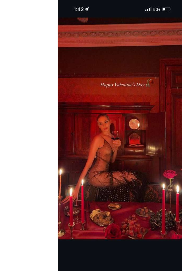 Лена Перминова позирует одна, а Тарас Романов с таинственной незнакомкой: что происходило на День Влюбленных?