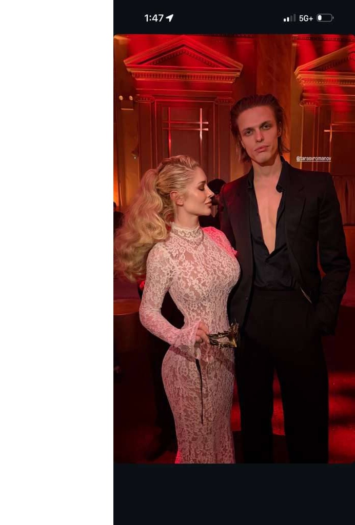 Лена Перминова позирует одна, а Тарас Романов с таинственной незнакомкой: что происходило на День Влюбленных?