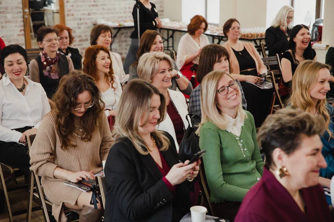 На презентации глянцевого журнала «64 ГРАНИ» вместо визиток обменивались автографами