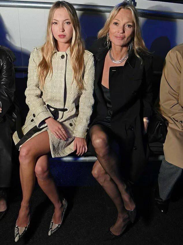 На модном показе Кейт Мосс засветила попку, но спрятала свои жуткие ноги На модном показе Кейт Мосс засветила попку, но спрятала свои жуткие ноги