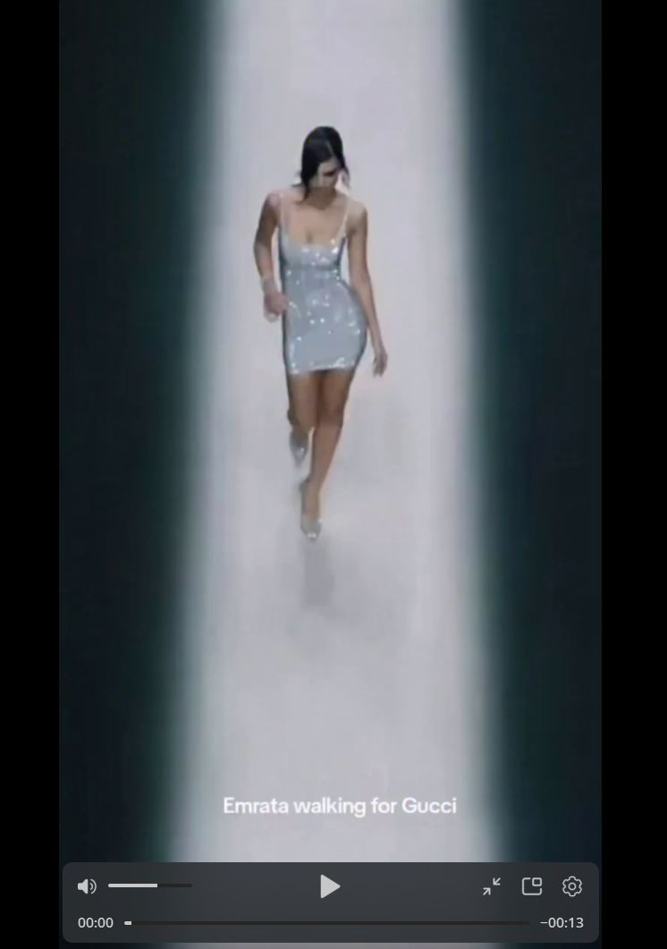 Эмили Ратаковски устроила показ нижнего белья, которого нет