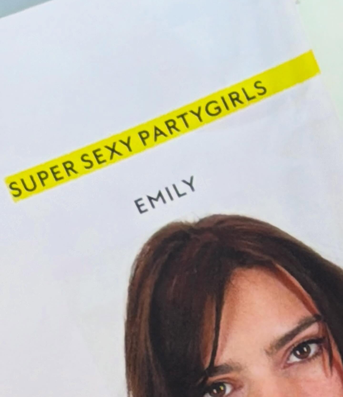 Эмили Ратаковски устроила показ нижнего белья, которого нет