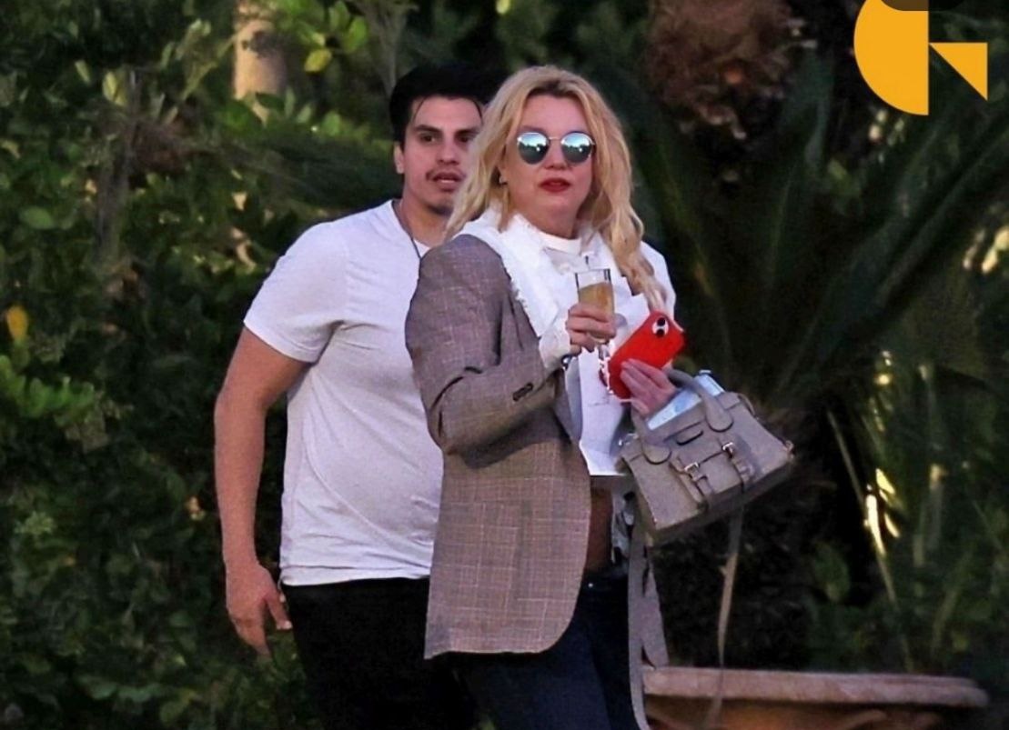 У Бритни Спирс во время танцев выскочила грудь, а потом её забрали в полицию