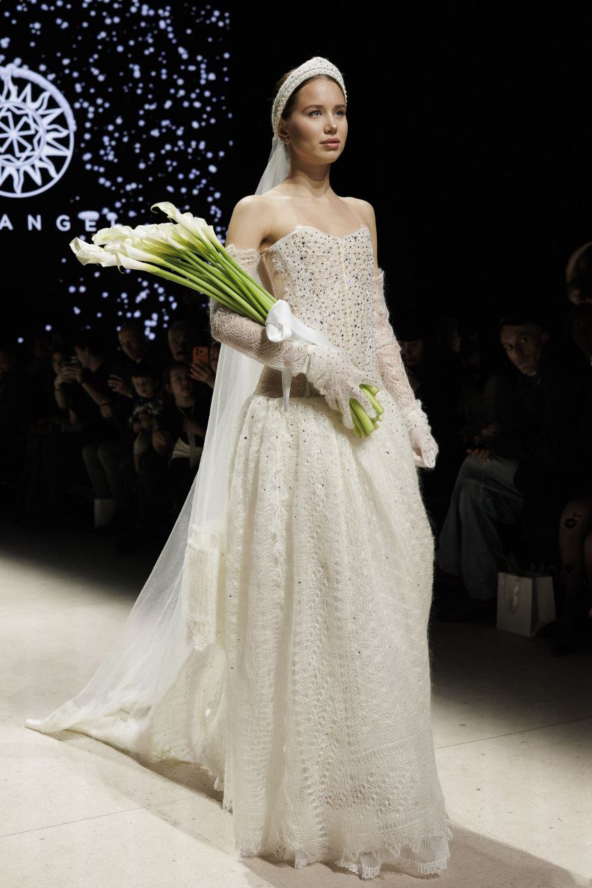 Гостей Московской недели моды очаровали магией кристаллов