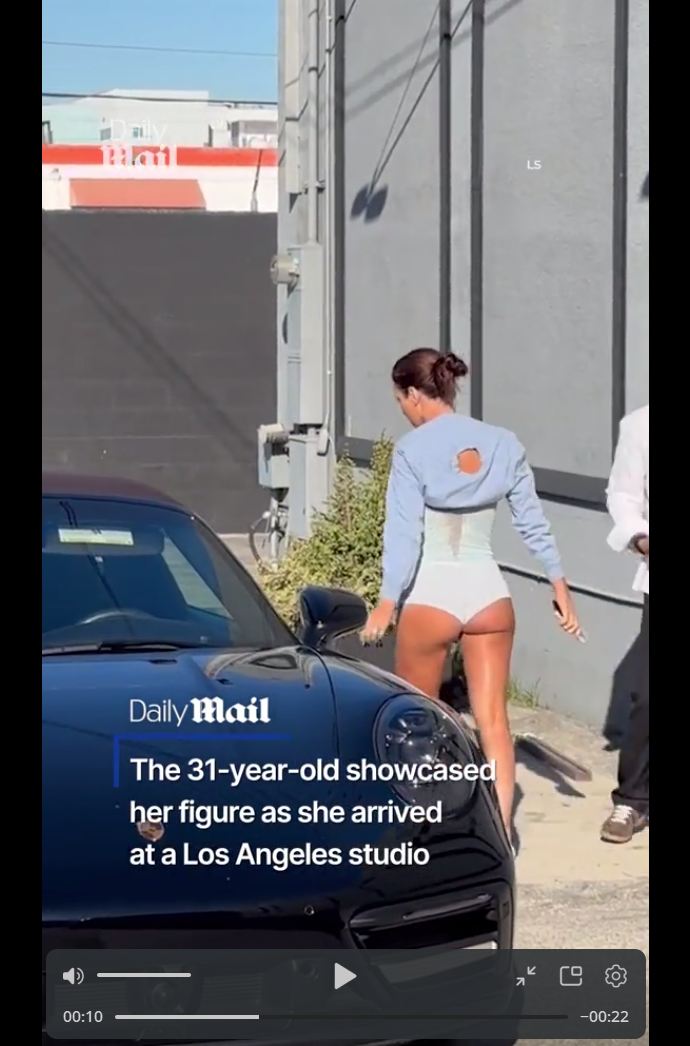 Бьянка Цензори осталась верна своему стилю в одежде Бьянка Цензори осталась верна своему стилю в одежде