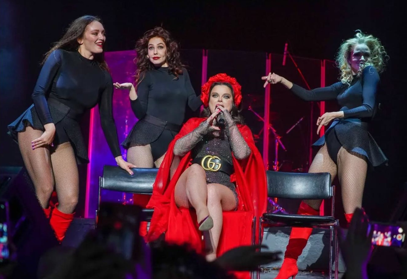 Подтанцовка Наташи Королевой возбудила зрителей Краснодара Подтанцовка Наташи Королевой возбудила зрителей Краснодара