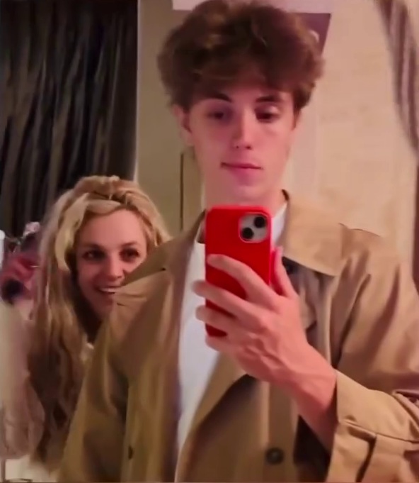 Бритни Спирс легла в рехаб, но танцы продолжаются Бритни Спирс легла в рехаб, но танцы продолжаются