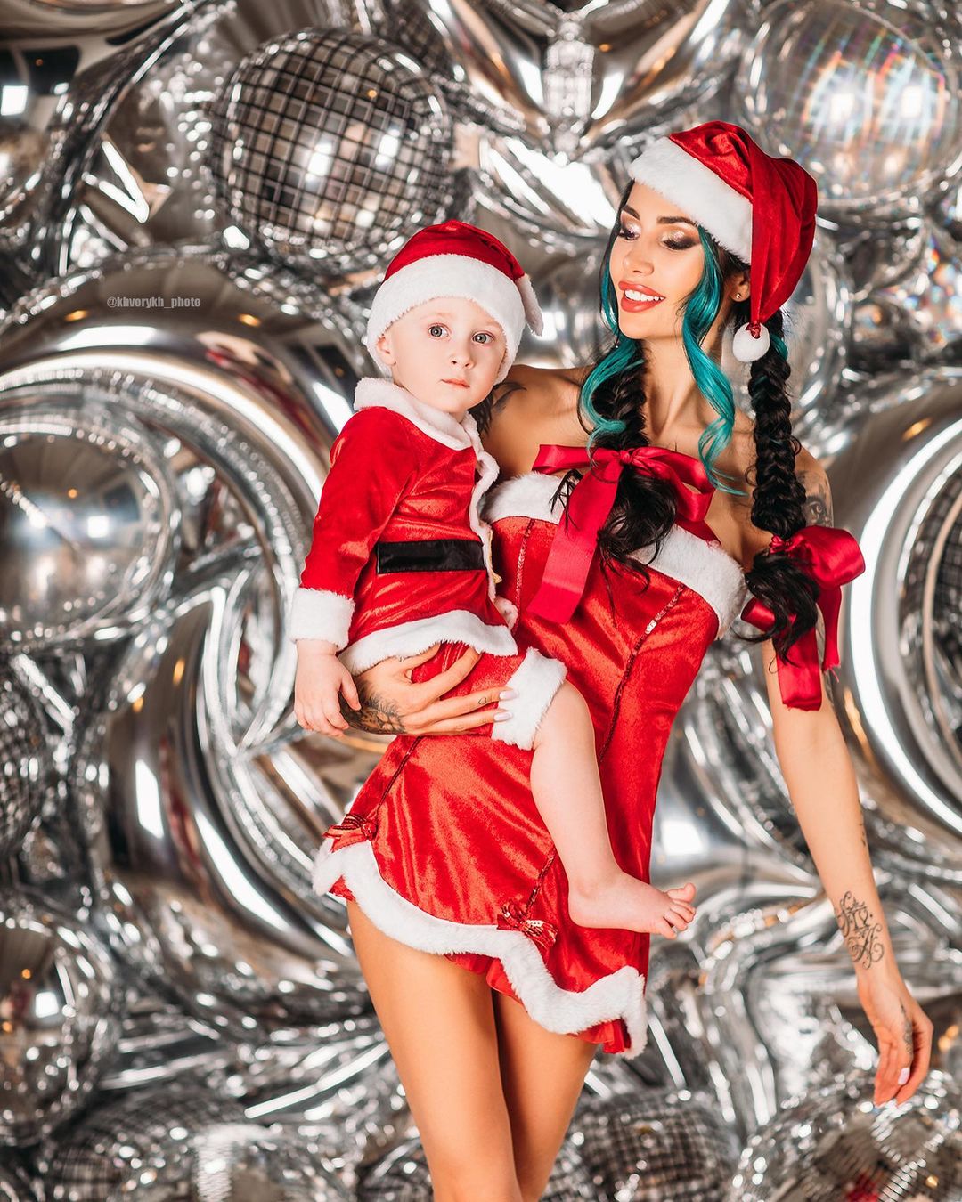 Модель Саша Кабаева вместе с сыном Демидом снялась в новогодней фотосессии